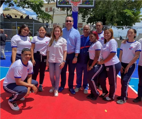 PIE DE FOTO ALBERTO RODRÍGUEZ Y CAROLINA MEJÍA JUNTO A VARIOS TECNICOS Y ALUMNOS