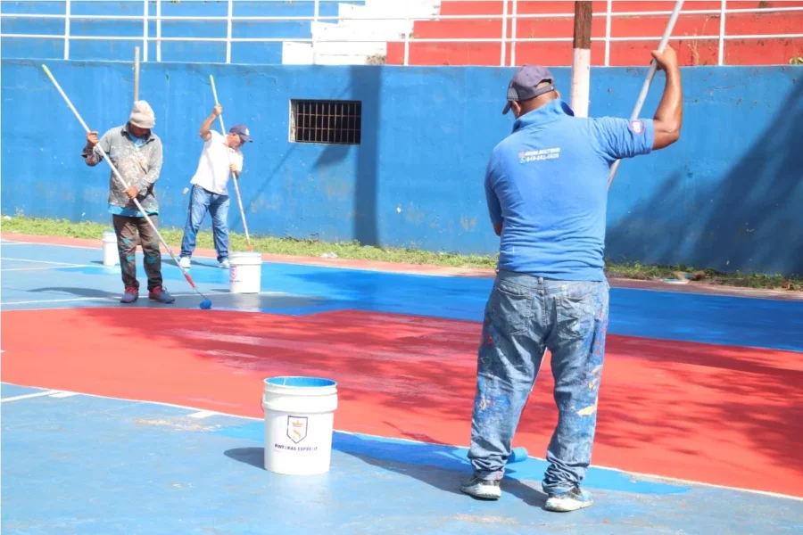 PIE DE FOTO TRABAJADORES DEL INEFI MIENTRAS PINTABAN UNA DE LAS CANCHAS. PIE DE FOTO TRABAJADORES DEL INEFI MIENTRAS PINTABAN UNA DE LAS CANCHAS.