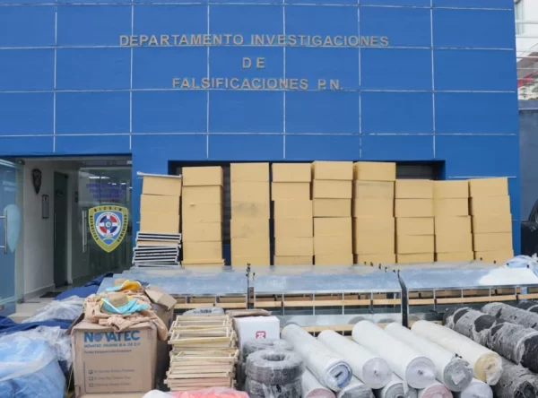 Policía apresa a tres personas que se dedicaban a estafar con cheques falsos