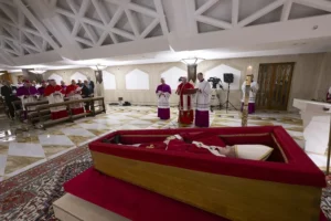 Primeras imágenes del Papa Francisco en el féretro