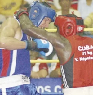 Pelea entre un púgil de Cuba y un dominicano.