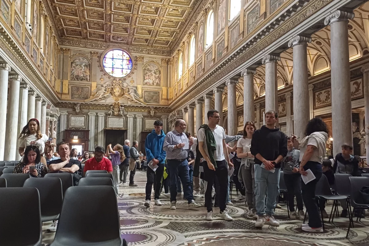 Personas en el vaticano
