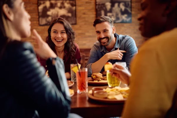 ¿Eres de los que interrumpen al hablar? La psicología te dice el porqué