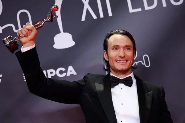 El actor colombiano Claudio Cataño posa con el galardón a mejor interpretación masculina en miniserie por su papel en Cien años de soledad, durante la entrega de los Premios Platino, galardones que celebran lo mejor del cine y televisión iberoamericano,