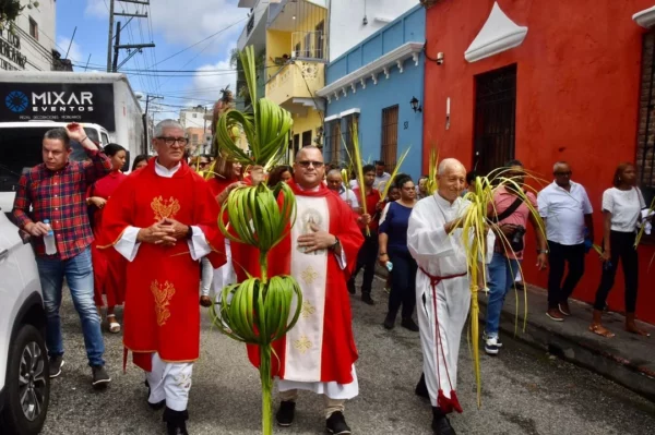 La iglesia realiza procesiones en diversos localidades para conmemorar el Domingo de Ramos. Fuente externa