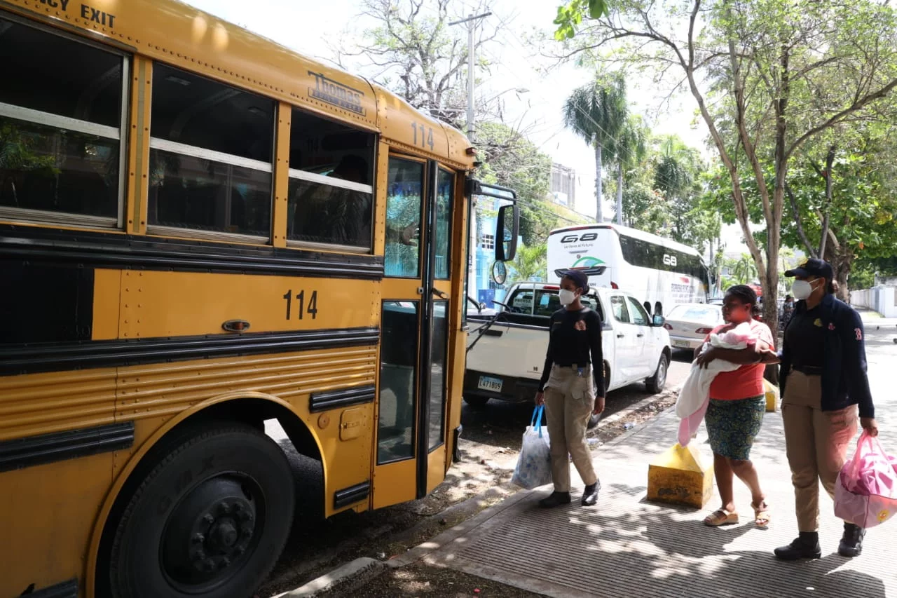 Migración detiene a extranjeros indocumentados que acompañaban pacientes en la Maternidad