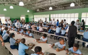 Primera dama almuerza con estudiantes; pondera impacto del Programa de Alimentación Escolar
