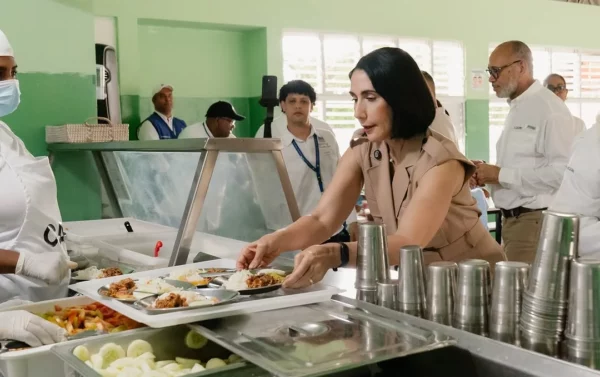 Primera dama almuerza con estudiantes; pondera impacto del Programa de Alimentación Escolar