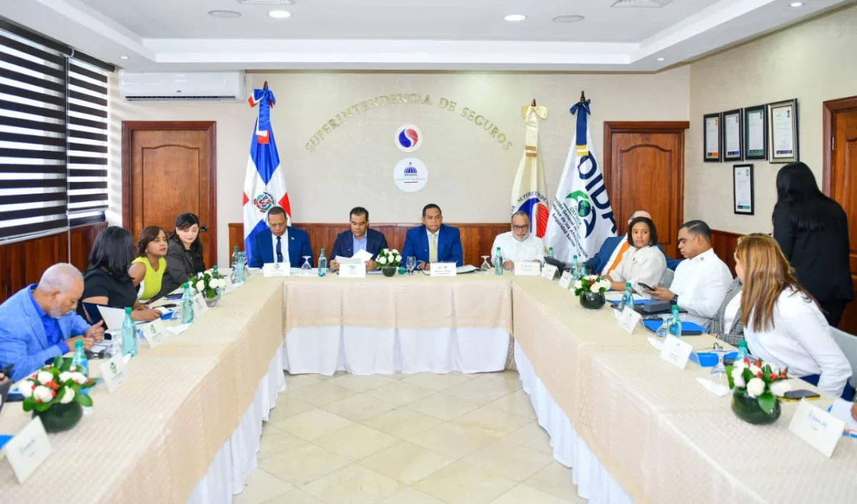 Representantes de entidades en mesa técnica para proteger derechos afiliados