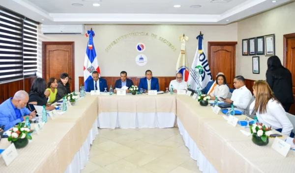 Representantes de entidades en mesa técnica para proteger derechos afiliados