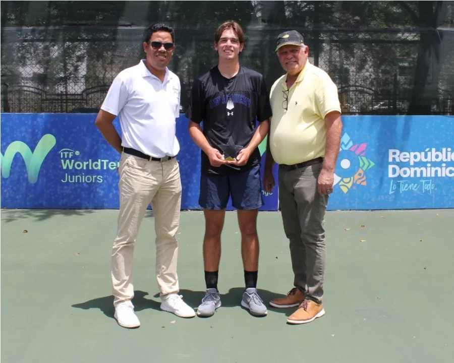 Samim Filiz, campeón de la Copa Colibrí, premiado por Sergio Tobal y Julio Mairena. Samim Filiz, campeón de la Copa Colibrí, premiado por Sergio Tobal y Julio Mairena.