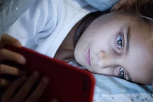 Muchos jóvenes ocultan a sus padres el tiempo que pasan en el internet.