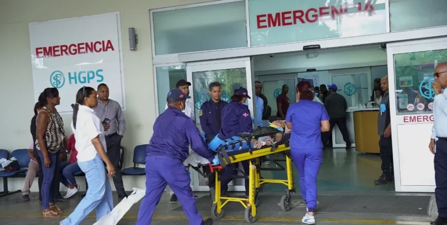 Decenas de ambulancias trasladan los heridos a hospitales de la red pública y a centros privados. Alexis Monegro Decenas de ambulancias trasladan los heridos a hospitales de la red pública y a centros privados. Alexis Monegro