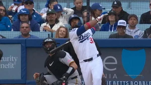 Teoscar-Hernandez-conecta-jonron-200-en-Grandes-Ligas