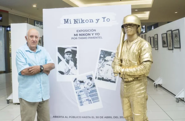 Thimo Pimentel feliz en la inauguración de su exposición Mi Nikon y yo.