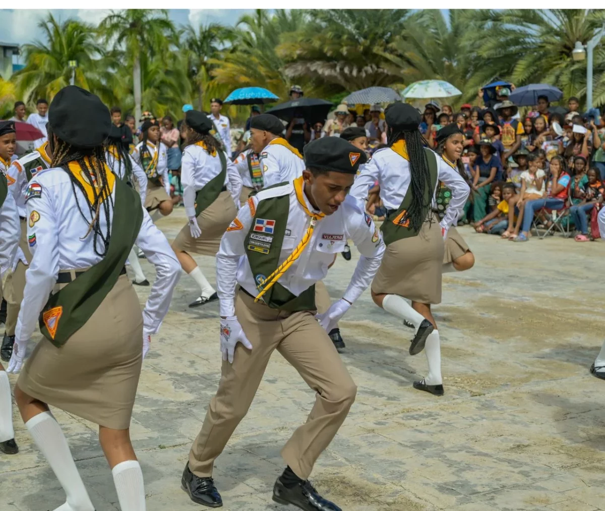 Jóvenes del club de conquistadores participan en uno de los eventos de marcha