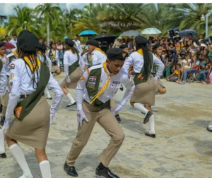 Jóvenes del club de conquistadores participan en uno de los eventos de marcha