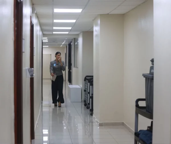 Tragedia del Jet Set, periodistas intentan captar una reacción de un funcionario