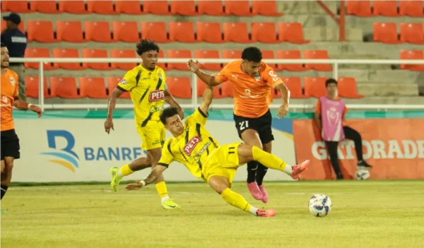 Valentin Sabella MOCA FC en una jughada ante CIBAO FC