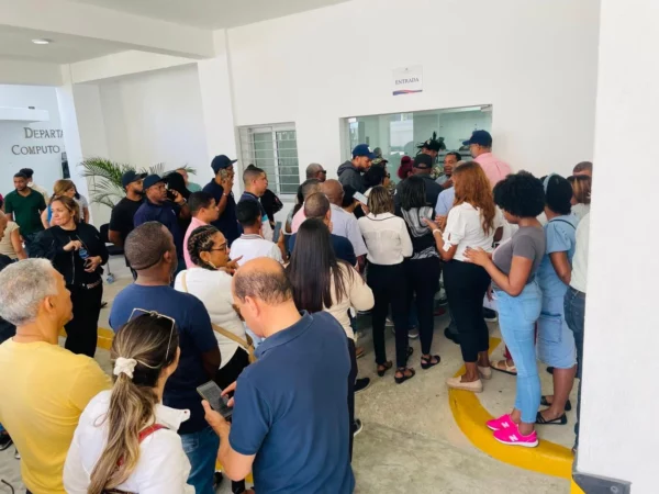 Familiares de victimas de desplome en Jet Set sumidos en consternación y dolor en Patología Forense