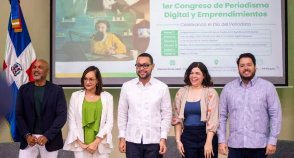 Salvador Batista, Lady Reyes, Cristian Cabrera, Viena Divaluna y Gustavo Yunén,  participantes del panel inaugural del evento.
