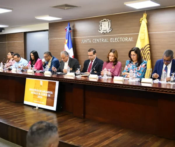 Personal de la JCE se reunió este miércoles con representantes de los partidos políticos.