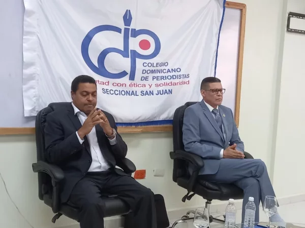 Los periodistas José Monegro y Ricardo Nieves, fueron reconocidos en el marco del Día Nacional del Periodista. Fuente externa