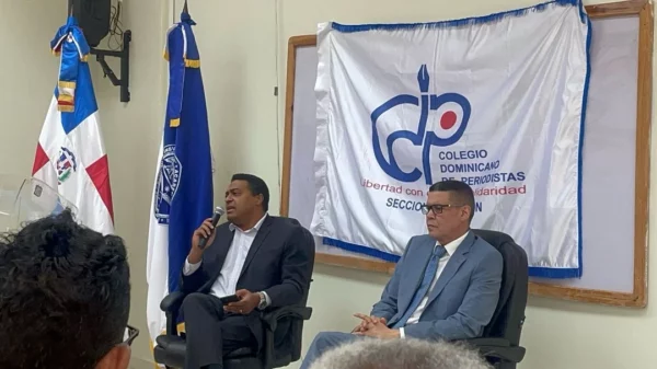 El director del periódico, José Monegro, y el periodista, Ricardo Nieves, fueron galardonados por su labor en los medios, en el marco del Día Nacional del Periodista. Fuente externa