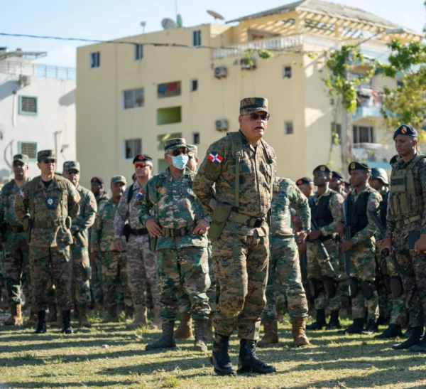 El Ministro de Defensa, Teniente General Carlos Antonio Fernández Onofre, ERD, realizó este domingo una visita de trabajo a las comunidades de Friusa y Mata Mosquito