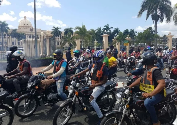 El motoconcho, columna vertebral del transporte informal