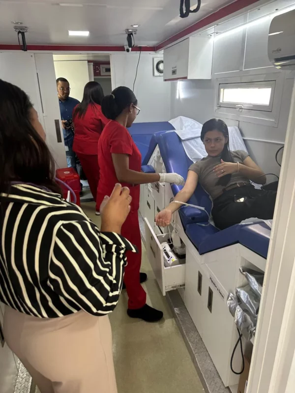 Persona donando en Hemocentro tras tragedia