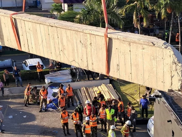 Autoridades utilizan equipos pesados para levantar los escombros. Guillermo Burgos