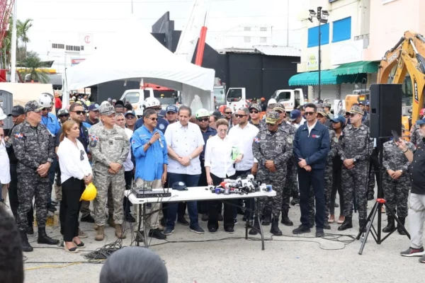 Autoridades ofrecen declaraciones a los medios en la zona cero del accidente. Guillermo Burgos
