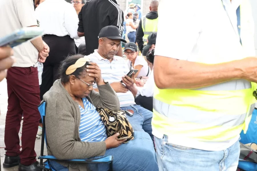 Familias siguen en la zona cero en espera de respuestas de sus allegados. Guillermo Burgos Familias siguen en la zona cero en espera de respuestas de sus allegados. Guillermo Burgos