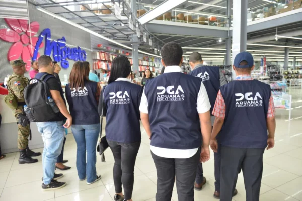 Aduanas fiscaliza comercios chinos en Santo Domingo por irregularidades en importación