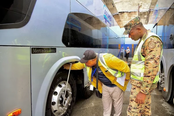 La revisión de llantas formó parte de las medidas de seguridad adoptadas por las autoridades durante la Semana Santa. Fuente externa