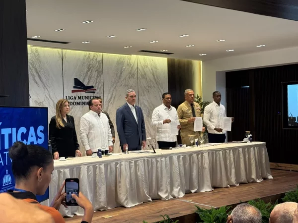 El presidente Luis Abinader encabezó la firma del convenio, entre la Dirección General de Migración, Fedomu y la Liga Municipal. Joan Vargas