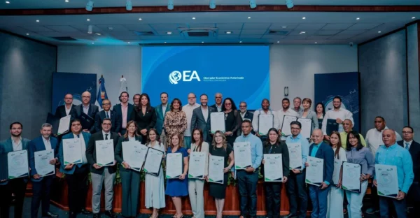 La Dirección General de Aduanas (DGA), certificó este jueves a 15 nuevas empresas en el programa de Operador Económico Autorizado (OEA)