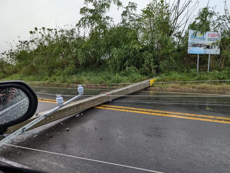 El poste del tendido eléctrico sobre la carretera Seibo-Hato Mayor. Fuente externa