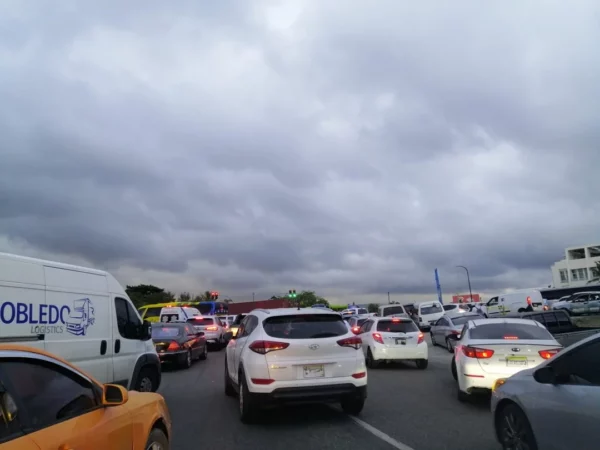 Los tapones en el Distrito Nacional se producen a cada hora del día. Yanet Feliz