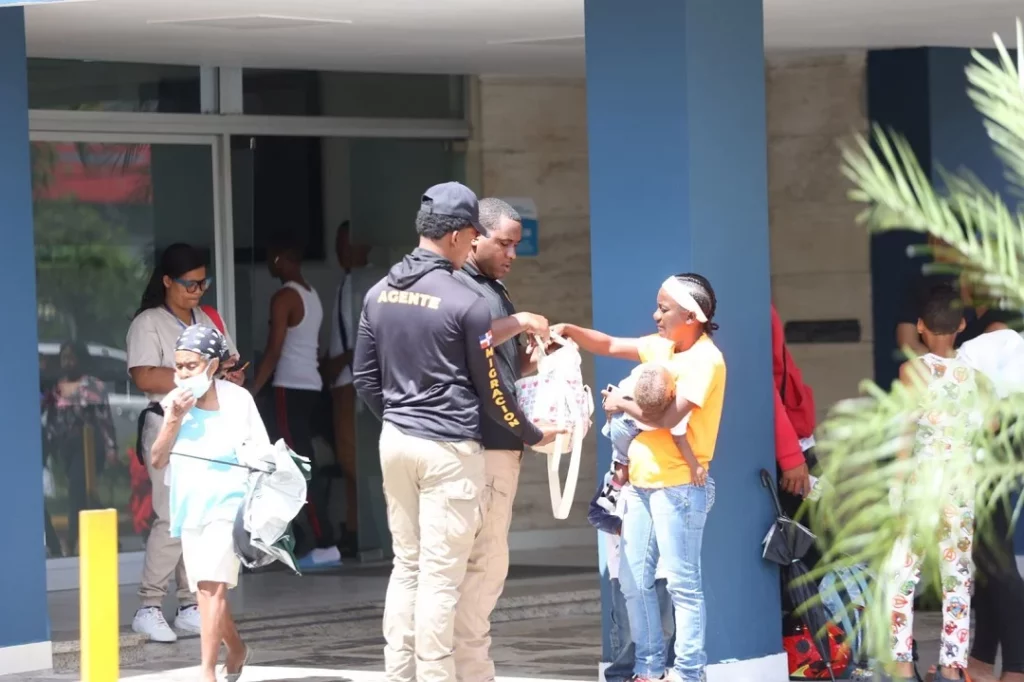 Haitiana abordada por agentes de Migración en Maternidad San Lorenzo de Los Mina. Alexis Monegro.
