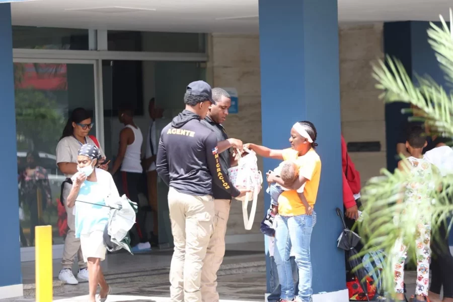 Haitianas y agentes migratorios Haitianas y agentes migratorios