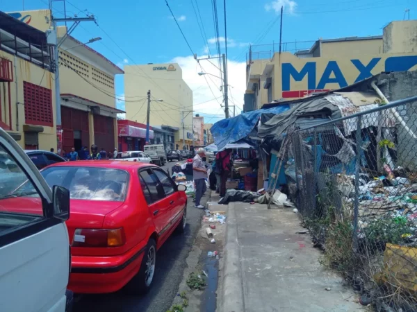 Las calles Baltazar Álvarez y Felipe Vicini Perdomo siguen convertidas en talleres ambulantes de metales. Yanet Feliz