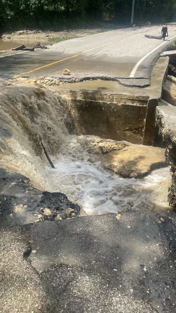Daños productos de las lluvias en una carretera de Puerto Plata. Fuente externa
