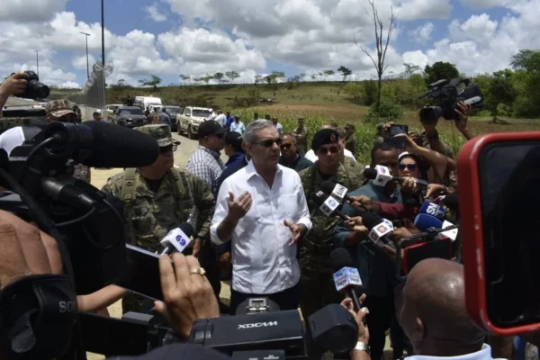 abinader en la frontera con la prensa