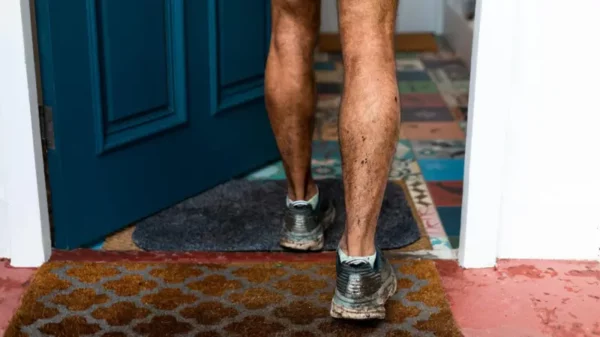 Cuando entras a la casa con calzado, no es solo la suciedad visible la que traes con ellos.