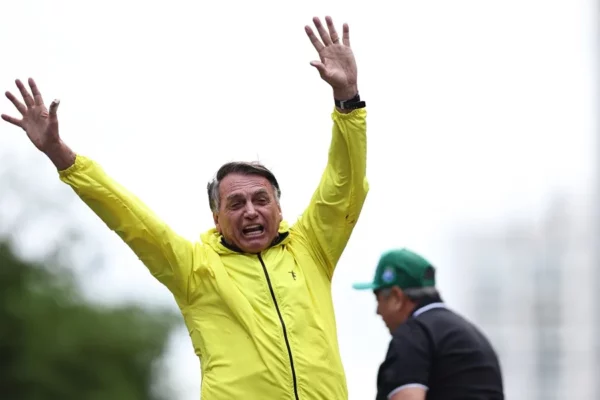 Bolsonaro dice estar siendo perseguido como Trump y Le Pen