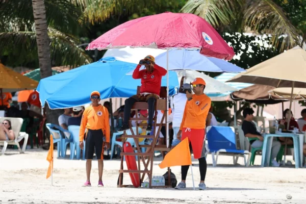 colaboradores de la defensa civil vigilan playas y carreteras.