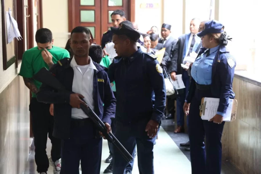 A los colombanos se les impuso presentación periódica. A los colombanos se les impuso presentación periódica.