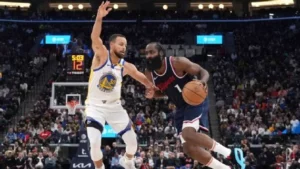 Stephen Curry intenta defender a James Harden